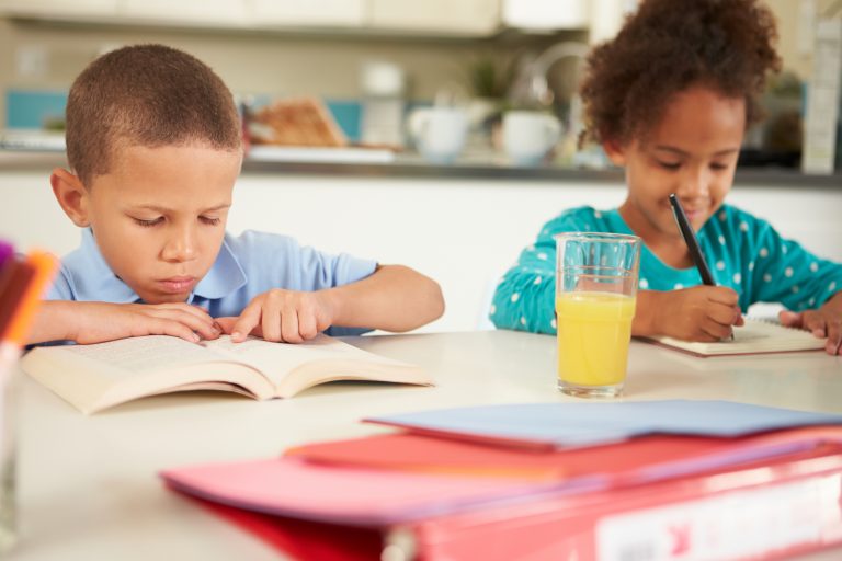 Educação - geral - crianças estudando lição de casa alfabetização estudo ensino domiciliar homeschooling