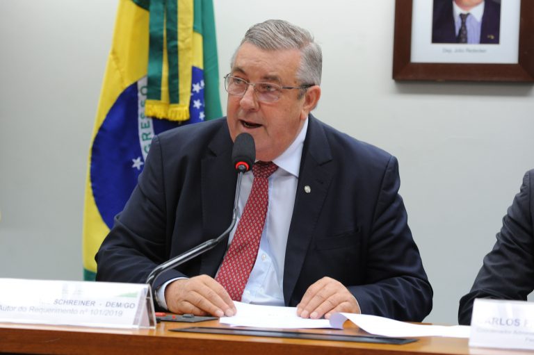 Deputado Jose Mario Schreiner está sentado falando ao microfone