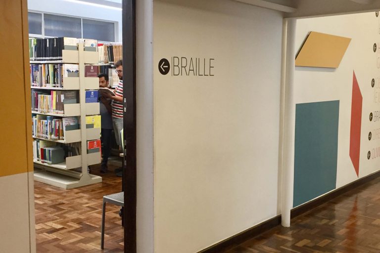 Educação - livros - bibliotecas braille deficientes visuais cegos acessibilidade (seção de livros em braille na Biblioteca Pública do Paraná, Curitiba-PR)