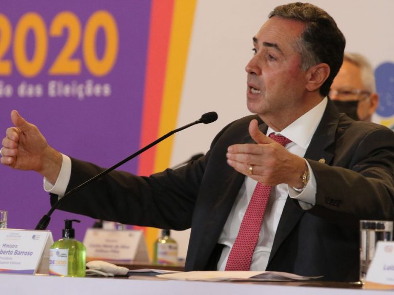 Eleições - O presidente do TSE, ministro Luís Roberto Barroso, fala à imprensa no Centro de Divulgação das Eleições (CDE) 2020