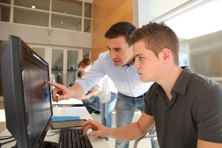 jovem estudante universitário professor informática tecnologia ensino a distância tecnologia da educação programação de computador