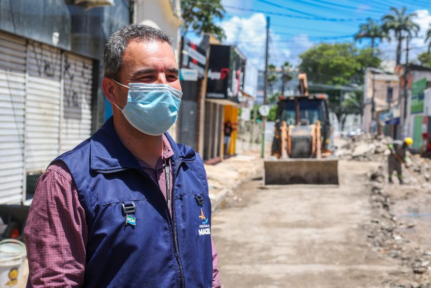 Secretário interino de Infraestrutura, Vandebilto Magalhães, ressalta que as obras ocorrem graças a uma parceria da Prefeitura de Maceió e Sanema. Foto: Itawi Albuquerque / Secom Maceió
