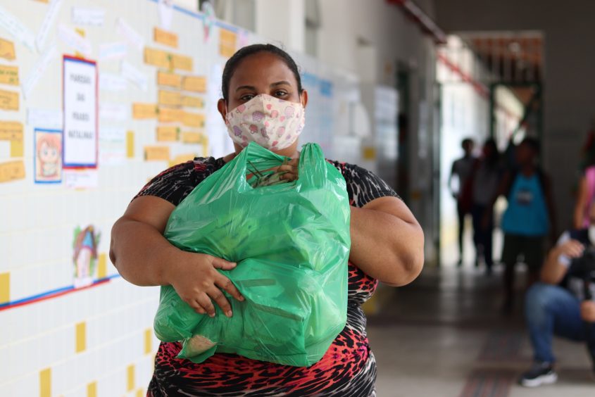 Os kits beneficiam família dos mais de 53 mil alunos da rede municipal de Maceió. Foto: Leonardo André/Ascom Semed