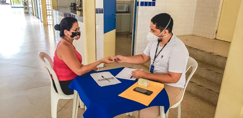 Andreia Pereira, recebeu seu cartão e comemorou. Foto: Ascom SMTT