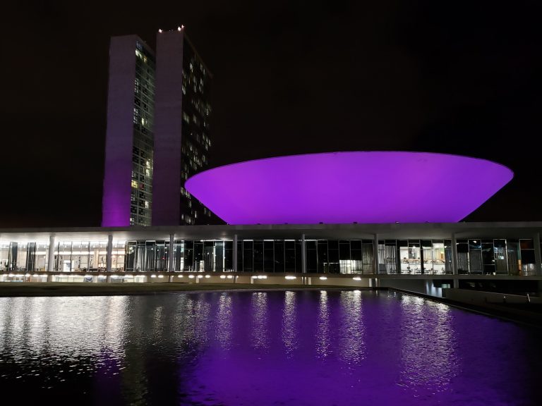 Cúpula da Câmara dos Deputados iluminada de roxo por campanha de combate à hanseníase