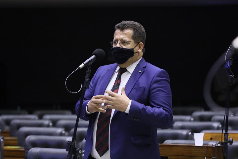 Deputado Valtenir Pereira discursa no Plenário da Câmara