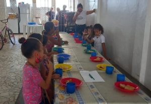 Lanche da garotada depois de participação em oficina. Foto: Cras Área Lagunar