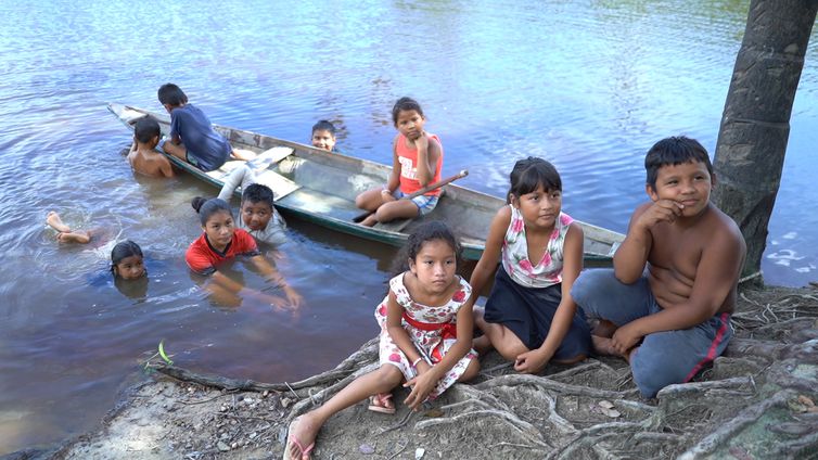 Crianças ribeirinhas da Amazônia tem pouco acesso a tecnologias digitais. 