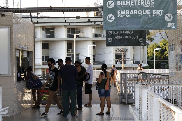 Aglomerações em transportes públicos do Rio de Janeiro.