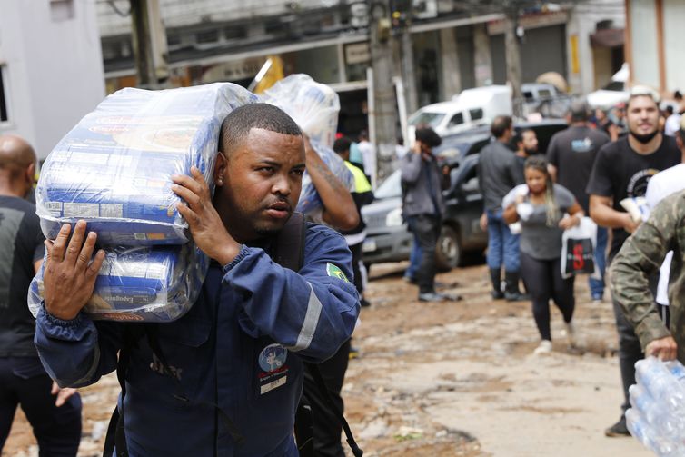 Voluntários organizam distribuição de donativos em solidariedade às vítimas e desabrigados das chuvas em Petrópolis, na comunidade da 24 de Maio.