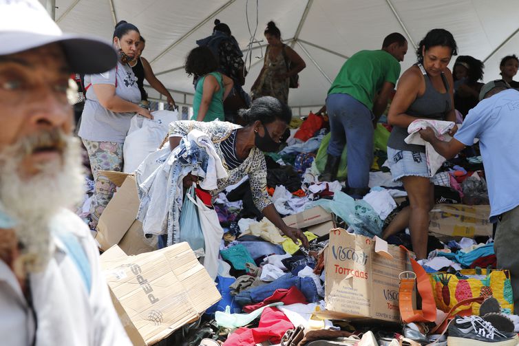 Desabrigados pelas chuvas em Petrópolis buscam roupas e calçados em centro de distribuição de donativos em frente ao Morro da Oficina.