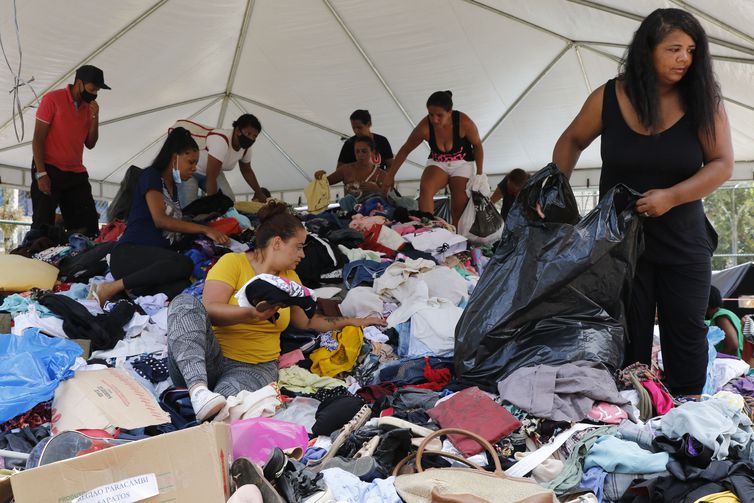 Desabrigados pelas chuvas em Petrópolis buscam roupas e calçados em centro de distribuição de donativos em frente ao Morro da Oficina.