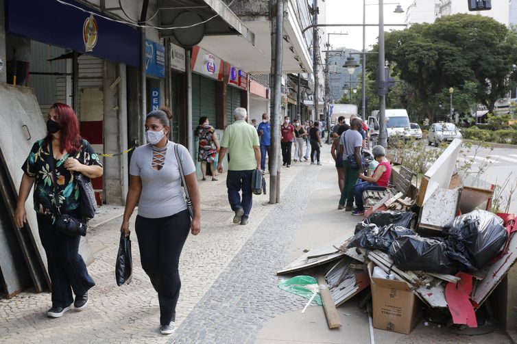 Comerciantes da Rua do Imperador, na região central de Petrópolis, retomam atividades dez dias após as chuvas.