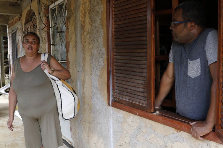 A funcionária pública Marisa Pereira, que perdeu a mãe soterrada no deslizamento de terra, busca objetos pessoais em sua casa no Morro da Oficina, dez dias após as chuvas em Petrópolis.