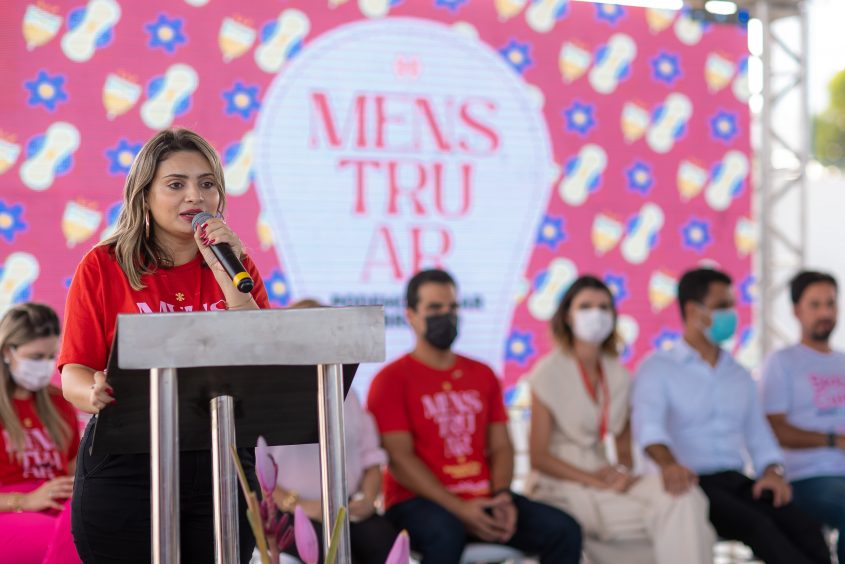 Coordenadora do Gabinete de Políticas Públicas para Mulheres, Ana Paula Mendes, discursa em prol das alunas do Município. Foto: Itawi Albuquerque/Secom Maceió