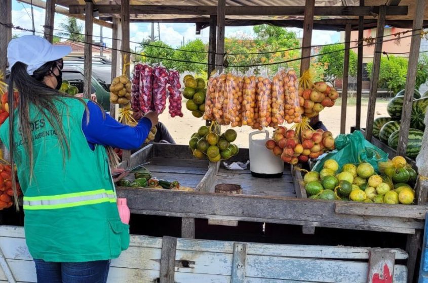Educadores orientam moradores e comerciantes dos bairros sobre descarte irregular de resíduos. Foto: Ascom Sudes