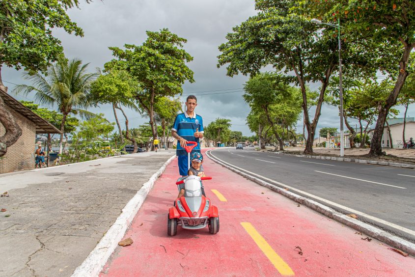 Pai e filho aproveitando a nova ciclovia (Foto: Célio Júnior/Secom Maceió)