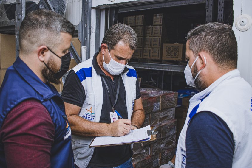 Agentes de fiscalização da VISA apreenderam mais de 700 Kg de alimentos impróprios para o consumo. Foto: Matheus Alves / Ascom Semscs