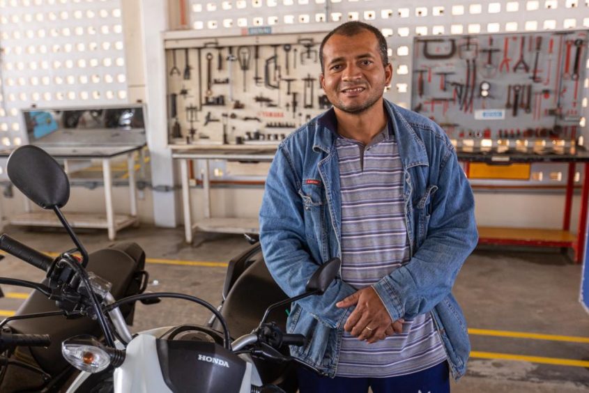 Aluno do curso de mecânico de motocicletas, Ailton da Silva. Foto: Itawi Albuquerque/Secom Maceió