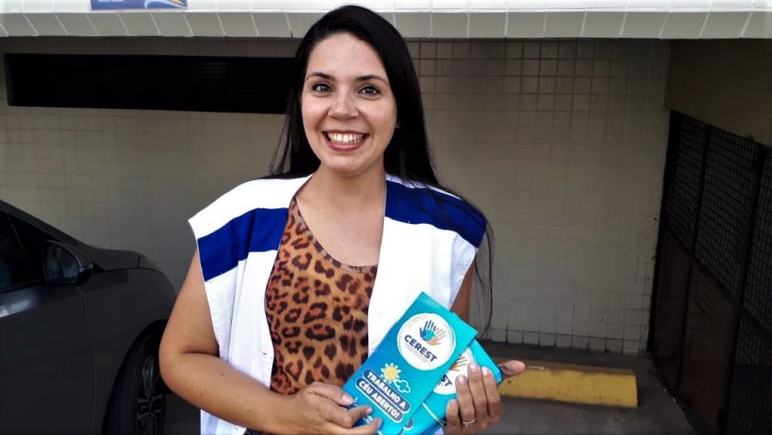 Coordenadora do Cerest, Stefhane Melo, durante entrega de material educativo para os trabalhadores. Foto: Ascom/SMS