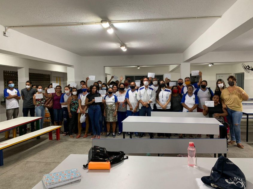 Alunos e professores receberam certificado de participação (Foto: Vigilância Sanitária)