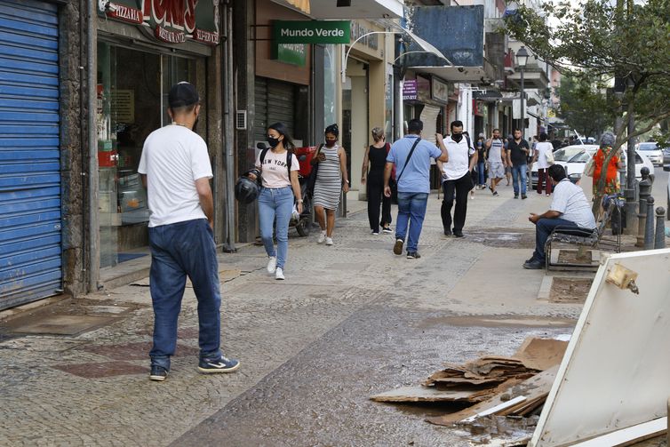 Comerciantes da Rua do Imperador, na região central de Petrópolis, retomam atividades dez dias após as chuvas.