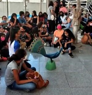 Estudantes prestigiam exposições artísticas. Foto: Cortesia
