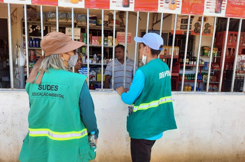 Comerciantes foram orientados a respeito do descarte irregular. Foto: Ascom Sudes