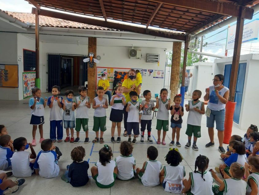 Atividades acontecem no pátio das escolas. Foto: cortesia