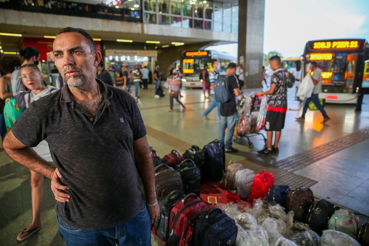 O vendedor de mochilas, Ambrosio Santos, da entrevista à Agencia Brasil sobre sua vida em Brasília