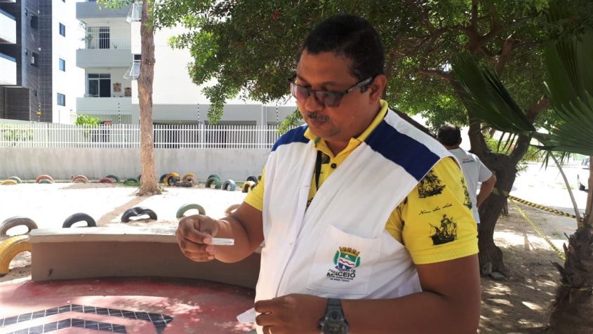 Biólogo e responsável pelo laboratório de Entomologia da UVZ, Carlos Fernando Rocha. Foto: Ascom SMS