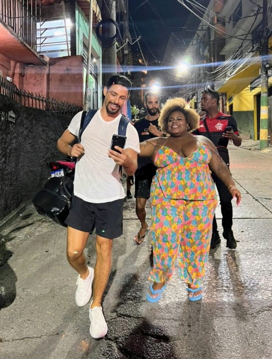 Cauã Reymond e Jojo Todynho no Morro do Vidigal