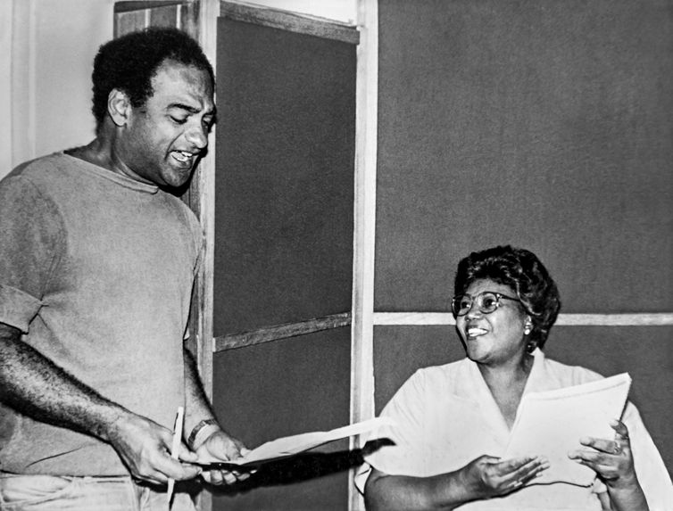 DONA IVONE 2 COM DELCIO CARVALHO