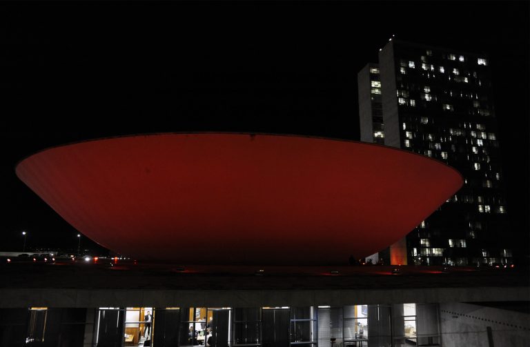 Cúpula da câmara iluminada de vermelho em homenagem ao Dia Mundial de Luta Contra a Aids