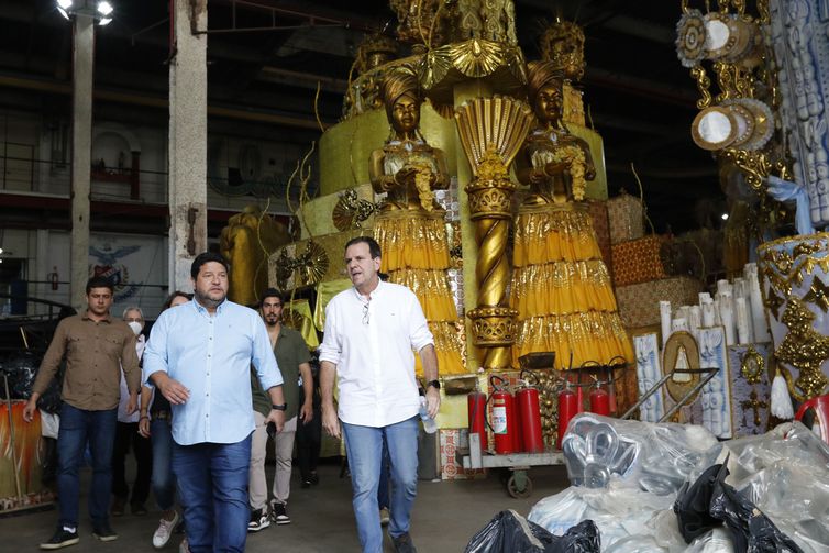 O prefeito Eduardo Paes visita barracão da União da Ilha na Cidade do Samba, onde são montados os desfiles do carnaval. 