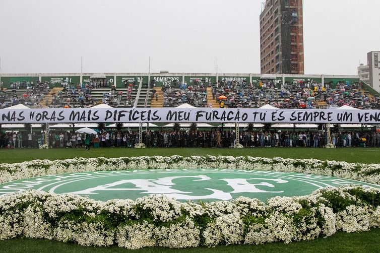 Chapecó -Debaixo de muita chuva e sob forte emoção, desembarcaram os corpos das vítimas do acidente aéreo da Chapecoense na Arena Condá (Beto Barata/PR)