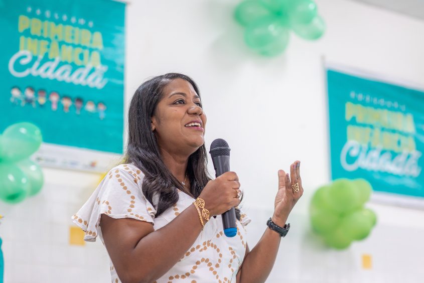Coordenadora municipal do Primeira Infãncia Cidadã, Wellida Santos, destaca importância dos kits. Foto: Itawi Albuquerque/Secom Maceió