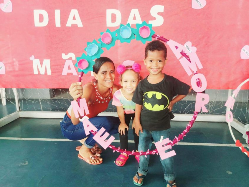 Camila Cristiane participou das atividades enquanto criança e agora leva seus filhos para o local. Foto: Luiz Felipe Pimentel (estagiário)/Ascom Semas