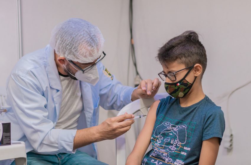Vacinação contra a covid-19 chega às escolas particulares de Maceió