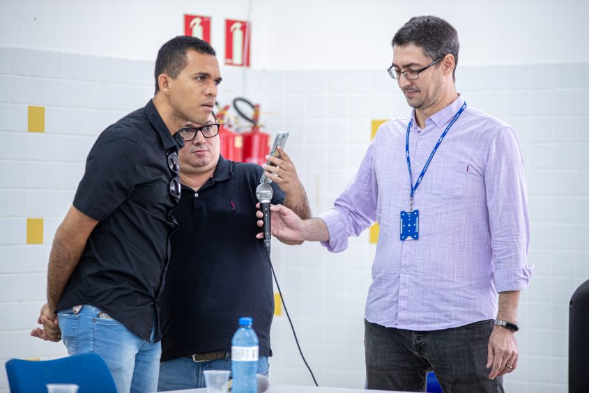 Luis e Gilberto mostrando ao secretário como fazer agendamento por telefone Foto: Célio Júnior/Secom Maceió