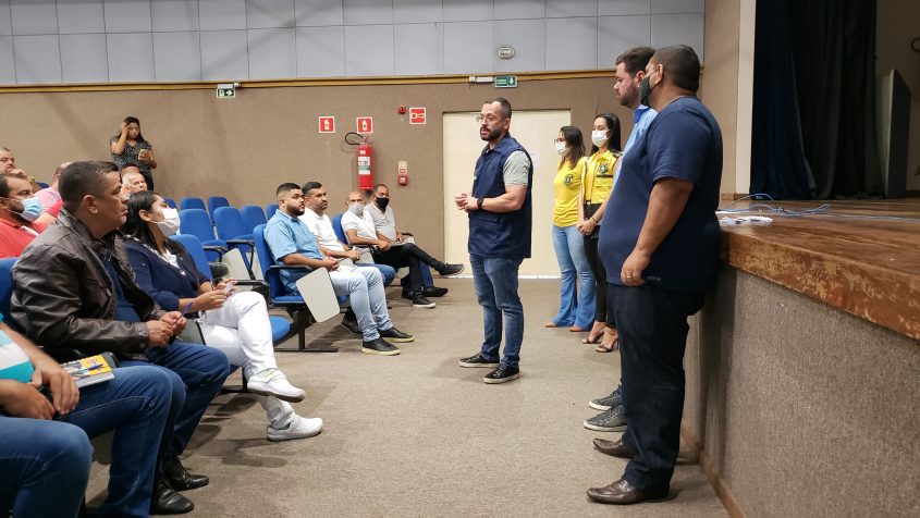 Superintendente André Costa e a equipe técnica da SMTT estiveram com os taxistas no Sest-Senat. Foto: Renato Arruda.