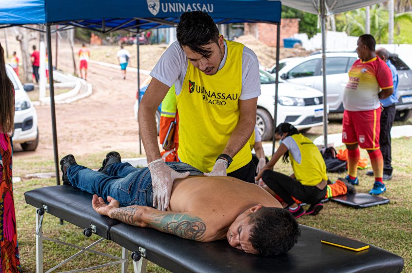 Alunos da Uninassau levaram serviços de saúde para os participantes. Foto: Célio Júnior/Secom Maceió