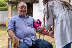 O superintendente da Sudes, Ronaldo Farias, aproveitou para aferir a pressão. Foto: Célio Júnior/Secom Maceió