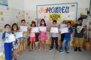 Premiados receberam as medalhas e os certificados antes das férias. Foto: Ascom Semed
