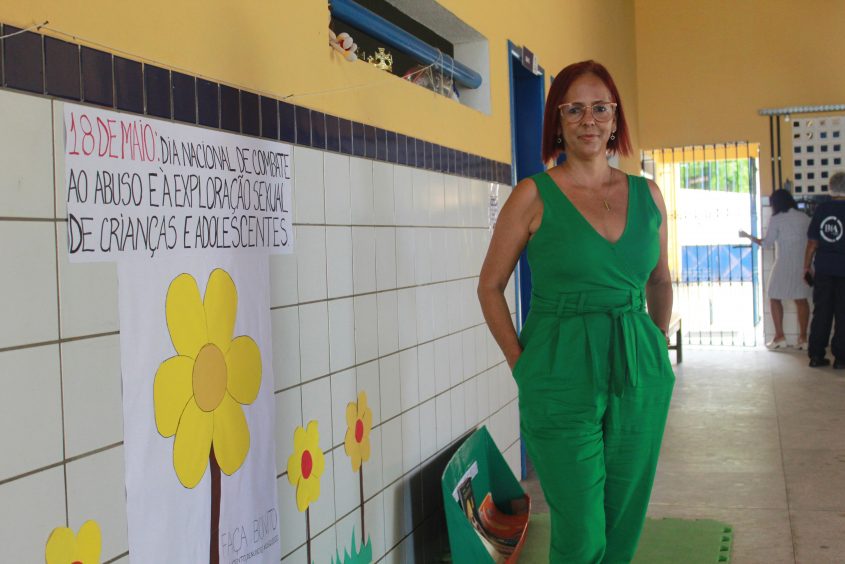Denise de Oliveira é assistente social da Escola Municipal Professor Paulo Freire. Foto: Pedro Farias/Ascom Semed