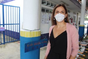 A diretora da unidade, Rozana Melo, acompanhou a abertura da exposição. Foto: Jamerson Soares / Ascom Semed