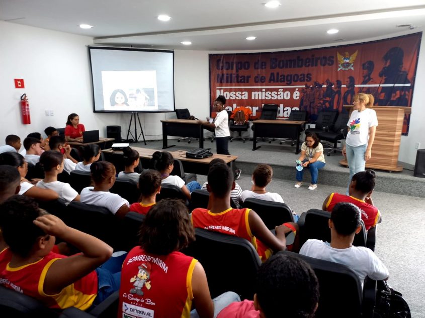 Cerca de 20 jovens do Serviço de Convivência estiveram presentes na ação. Foto: Cras Dom Adelmo Machado