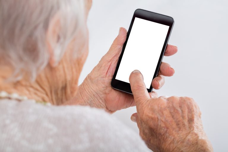 Pessoa idosa usa celular