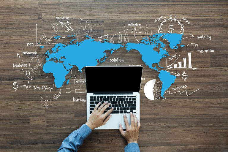 Mapa do mundo com gráficos de desenhos e um laptop
