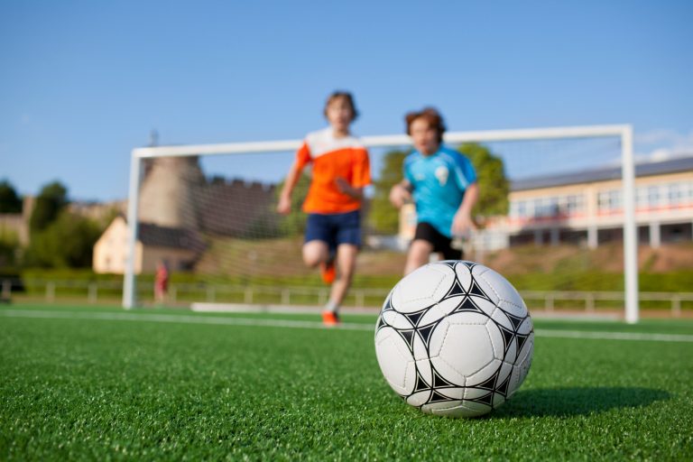 Jovens atletas jogam futebol